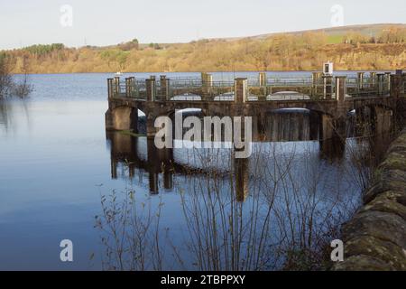 06.12.2023 Entwistle, Bolton, Lancashire, Großbritannien. Überlauf am Wayoh Reservoir im Jumbles Country Park Stockfoto