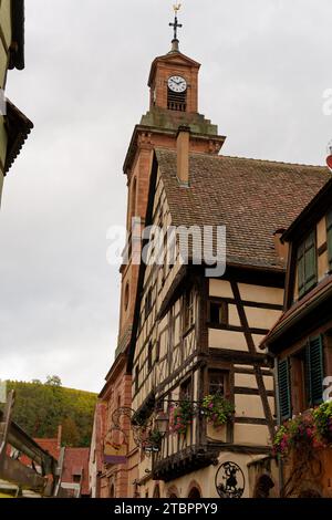 Herbstlicher detaillierter Blick auf die französische Stadt Riquevihr Elsass, Fotos von einem Spaziergang Stockfoto