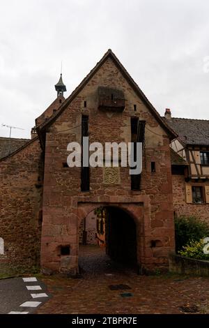 Herbstlicher detaillierter Blick auf die französische Stadt Riquevihr Elsass, Fotos von einem Spaziergang Stockfoto