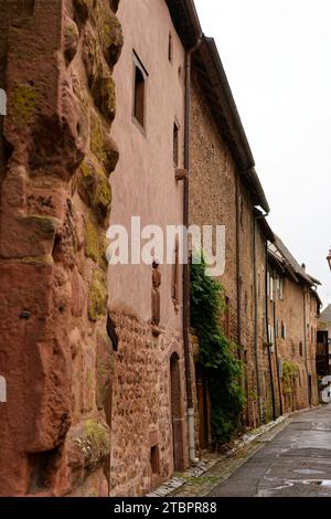 Herbstlicher detaillierter Blick auf die französische Stadt Riquevihr Elsass, Fotos von einem Spaziergang Stockfoto