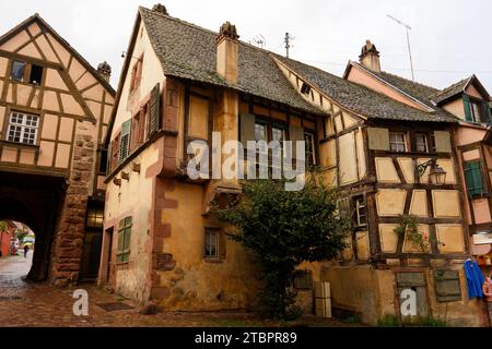 Herbstlicher detaillierter Blick auf die französische Stadt Riquevihr Elsass, Fotos von einem Spaziergang Stockfoto