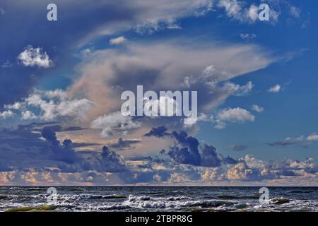 Blauer Himmel mit verschiedenen Wolken und stürmischem Meer. Meereslandschaft an der Ostsee Stockfoto