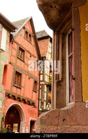 Herbstlicher detaillierter Blick auf die französische Stadt Riquevihr Elsass, Fotos von einem Spaziergang Stockfoto