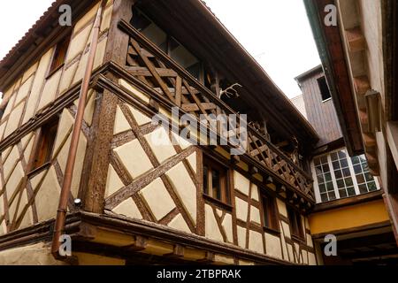 Herbstlicher detaillierter Blick auf die französische Stadt Riquevihr Elsass, Fotos von einem Spaziergang Stockfoto