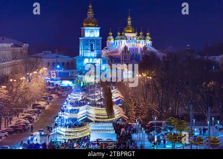 08. 01. 2016 Kiew, Ukraine. Weihnachtsfest und Weihnachtsfeier im Stadtzentrum von Kiew. Nachtfoto aus der Luft. Friedliches Leben in der Ukraine Stockfoto