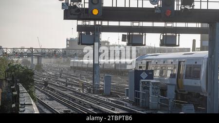 London, Großbritannien. Dezember 2023. Komplexe Bahngleise und Bahnpunkte mit Zügen an der östlichen Zufahrt zum Bahnhof London Bridge. Stockfoto