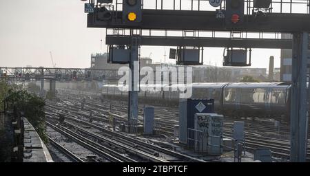 London, Großbritannien. Dezember 2023. Komplexe Bahngleise und Bahnpunkte mit Zügen an der östlichen Zufahrt zum Bahnhof London Bridge. Stockfoto