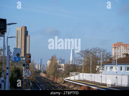 London, Großbritannien. Dezember 2023. Blick in Richtung Zentrum von London und The Shard vom Bahnhof Deptford Stockfoto