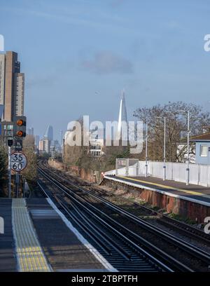 London, Großbritannien. Dezember 2023. Blick in Richtung Zentrum von London und The Shard vom Bahnhof Deptford Stockfoto