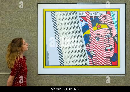 London, Großbritannien. Dezember 2023. Roy Lichtenstein, Reflections on Minerva, aus der Reflections Series, EST 40.000 £ - 60.000 £ - Eine Vorschau der Drucke und Kombiwetten (ein Verkauf findet am 12. Dezember statt) in der Bonhams New Bond Street, London. Guy Bell/Alamy Live News Stockfoto