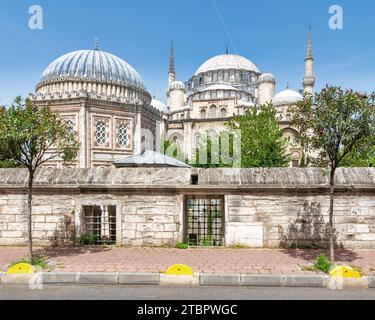 Sehzade Mehmet Turbesi oder Grab, mit Sehzade Moschee oder Sehzade Camii am anderen Ende, im Bezirk Fatih, auf dem dritten Hügel von Istanbul, Türkei Stockfoto