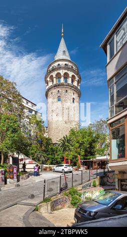 Istanbul, Türkei - 13. Mai 2023: Beliebtes Touristenziel Galata Tower, aus der Kopfsteinpflasterstraße Fircaci Stockfoto