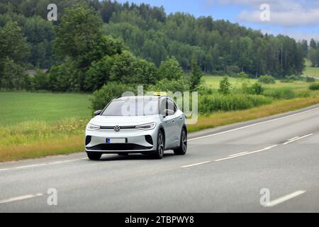 Silber Volkswagen ID.4 GTX 4-Motion Taxi Elektro-SUV Auto Jahr 2023 auf der Straße an einem Tag im Sommer. Salo, Finnland. Juli 2023 Stockfoto