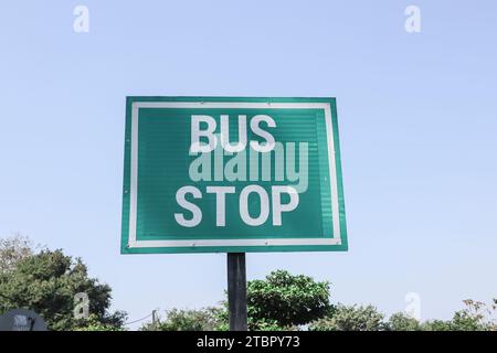 Bushalteschild, Symbol für Bushaltestelle auf roter Plakatwand Stockfoto
