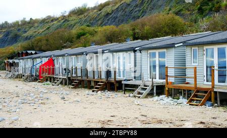 Strandhütten am Monmouth Beach, Lyme Regis - John Gollop Stockfoto