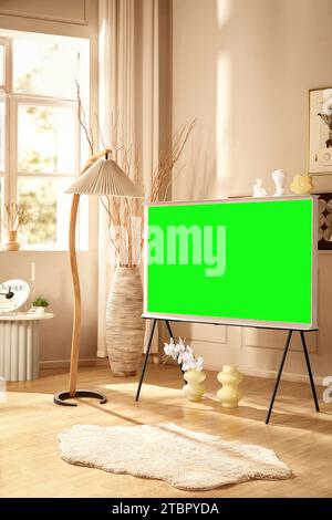 Die Menschen schauen und genießen neben dem Fernseher, Monitor mit grünem Bildschirm Stockfoto