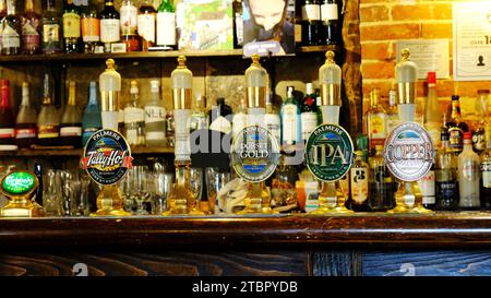 Pub-Bar innen Stockfoto