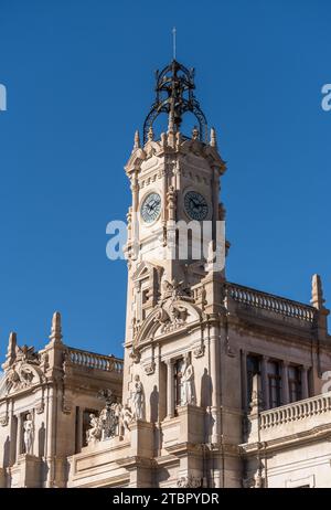 Valencia, Spanien - 23. September 2023: Uhrenturm in der spanischen Stadt Valencia, mediterrane Architektur. Das Rathaus, Placa de l'Ajuntament ( Stockfoto