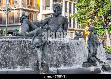 Valencia, Spanien - 22. September 2023: La Fuente del Turía, fontana e Statue Memorial del fiume Turia, Plaza de la Virgen, Statua di Nettuno. Stockfoto