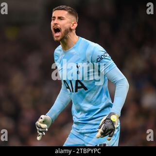 London, Großbritannien. Dezember 2023 - Tottenham Hotspur gegen West Ham United - Premier League - Tottenham Hotspur Stadium. Tottenhams Guglielmo Vicario während des Premier League-Spiels gegen West Ham. Bildnachweis: Mark Pain / Alamy Live News Stockfoto