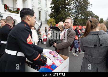 Washington, Usa. Dezember 2023. US Marine Corps CPL. Aaron Samos, platziert Spielzeug in einer Sammelbox während einer Toys for Tots-Veranstaltung im Weißen Haus am 6. Dezember 2023 in Washington, DC jedes Jahr sammelt und verteilt das Marine Corps 8 Millionen Spielzeug für Kinder in 830 Gemeinden landesweit. Quelle: CPL. Ryan Schmid/U.S. Marine Corps Photo/Alamy Live News Stockfoto