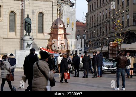 Zagreb, Kroatien. Dezember 2023. Die 6 Tonnen schwere Kuppel wurde schließlich am 08. Dezember 2023 in den Turm der Verklärungskirche in Cvjetni trg in Zagreb, Kroatien, zurückgebracht. Foto: Luka Stanzl/PIXSELL Credit: Pixsell/Alamy Live News Stockfoto