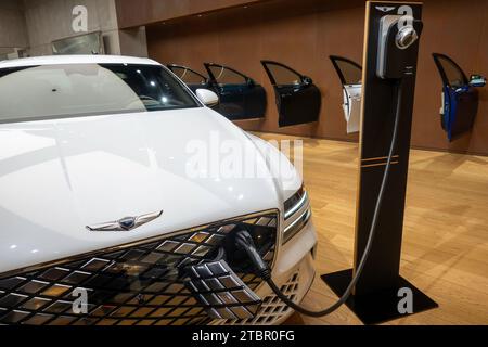 Ausstellungsraum im Einkaufszentrum Hudson Yards für luxuriöse, rein elektrische Genesis Automobile, 2023, New York City, USA Stockfoto