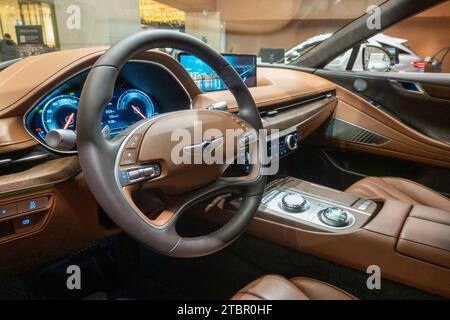 Ausstellungsraum im Einkaufszentrum Hudson Yards für luxuriöse, rein elektrische Genesis Automobile, 2023, New York City, USA Stockfoto