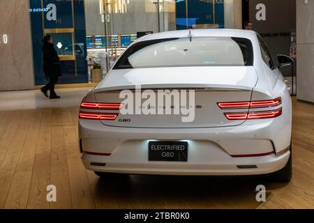 Ausstellungsraum im Einkaufszentrum Hudson Yards für luxuriöse, rein elektrische Genesis Automobile, 2023, New York City, USA Stockfoto