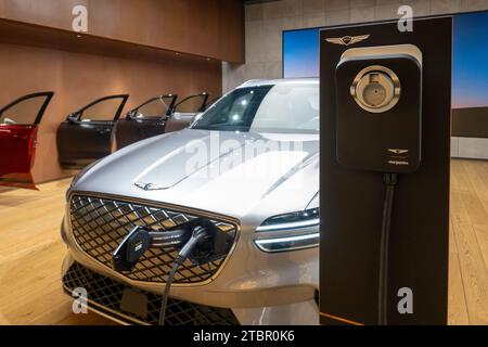 Ausstellungsraum im Einkaufszentrum Hudson Yards für luxuriöse, rein elektrische Genesis Automobile, 2023, New York City, USA Stockfoto