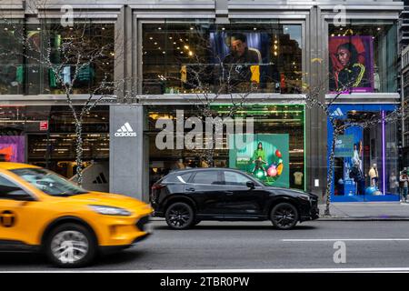 Adidas Flaggschiff-Ladenfront, dekoriert zu Weihnachten, befindet sich an der 565 Fifth Avenue in New York City, USA 2023 Stockfoto