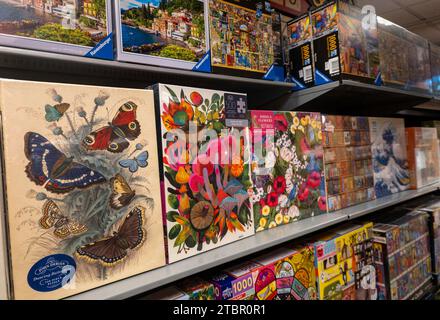 Barnes & Noble Booksellers auf der Fifth Avenue in New York City hat eine große Auswahl an Büchern und Zeitschriften, USA 2023 Stockfoto