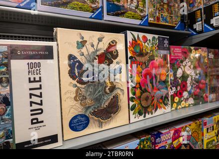 Barnes & Noble Booksellers auf der Fifth Avenue in New York City hat eine große Auswahl an Büchern und Zeitschriften, USA 2023 Stockfoto