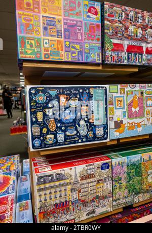 Barnes & Noble Booksellers auf der Fifth Avenue in New York City hat eine große Auswahl an Büchern und Zeitschriften, USA 2023 Stockfoto
