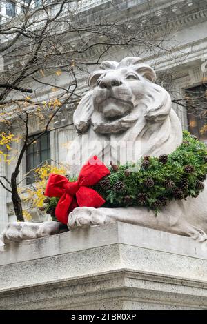 Lion Statue with Wreath during the Holidays, New York Public Library, Main Branch, NYC 2023 Stockfoto