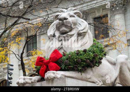 Lion Statue with Wreath during the Holidays, New York Public Library, Main Branch, NYC 2023 Stockfoto