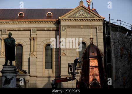 Zagreb, Kroatien. Dezember 2023. Die 6 Tonnen schwere Kuppel wurde schließlich am 08. Dezember 2023 in den Turm der Verklärungskirche in Cvjetni trg in Zagreb, Kroatien, zurückgebracht. Foto: Luka Stanzl/PIXSELL Credit: Pixsell/Alamy Live News Stockfoto