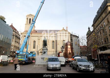 Zagreb, Kroatien. Dezember 2023. Die 6 Tonnen schwere Kuppel wurde schließlich am 08. Dezember 2023 in den Turm der Verklärungskirche in Cvjetni trg in Zagreb, Kroatien, zurückgebracht. Foto: Luka Stanzl/PIXSELL Credit: Pixsell/Alamy Live News Stockfoto