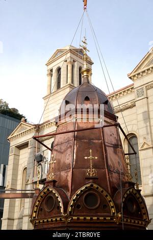 Zagreb, Kroatien. Dezember 2023. Die 6 Tonnen schwere Kuppel wurde schließlich am 08. Dezember 2023 in den Turm der Verklärungskirche in Cvjetni trg in Zagreb, Kroatien, zurückgebracht. Foto: Luka Stanzl/PIXSELL Credit: Pixsell/Alamy Live News Stockfoto