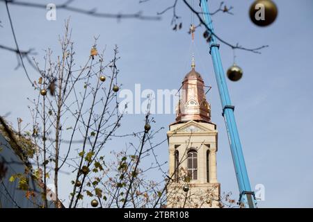 Zagreb, Kroatien. Dezember 2023. Die 6 Tonnen schwere Kuppel wurde schließlich am 08. Dezember 2023 in den Turm der Verklärungskirche in Cvjetni trg in Zagreb, Kroatien, zurückgebracht. Foto: Luka Stanzl/PIXSELL Credit: Pixsell/Alamy Live News Stockfoto