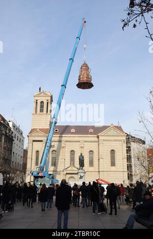 Zagreb, Kroatien. Dezember 2023. Die 6 Tonnen schwere Kuppel wurde schließlich am 08. Dezember 2023 in den Turm der Verklärungskirche in Cvjetni trg in Zagreb, Kroatien, zurückgebracht. Foto: Luka Stanzl/PIXSELL Credit: Pixsell/Alamy Live News Stockfoto