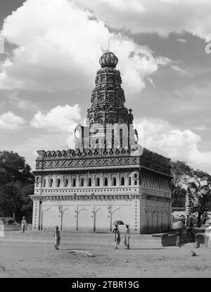 Blick auf den Sharana Basaveshwara-Tempel, einen Hindu-Schrein mit einer abgestuften glockenförmigen Kuppel und einem quadratischen Sockel. Die Kuppel ist auch mit kunstvollen Schnitzereien verziert Stockfoto