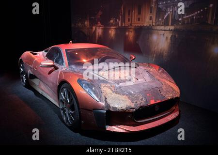 Prag, Tschechische Republik, 8. Dezember 2023. Pressetag bei der Ausstellung „Bond in Motion“ auf dem Messegelände in Prag, Tschechische Republik. Die Ausstellung umfasst sechs Jahrzehnte James Bond Filmgeschichte und umfasst über 75 Fahrzeuge. Die Ausstellung ist bis zum 31. März 2024 geöffnet. Im Bild: Jaguar C-X75 aus „Spectre“ © Piotr Zajac/Alamy Live News Stockfoto