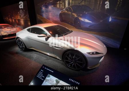 Prag, Tschechische Republik, 8. Dezember 2023. Pressetag bei der Ausstellung „Bond in Motion“ auf dem Messegelände in Prag, Tschechische Republik. Die Ausstellung umfasst sechs Jahrzehnte James Bond Filmgeschichte und umfasst über 75 Fahrzeuge. Die Ausstellung ist bis zum 31. März 2024 geöffnet. Im Bild: Aston Martin DB10 von „Spectre“ © Piotr Zajac/Alamy Live News Stockfoto