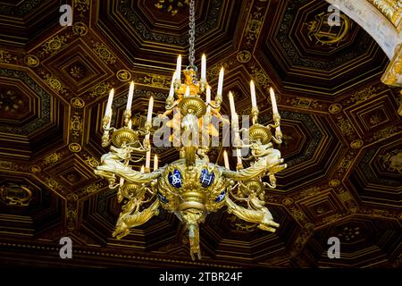 FONTAINBLEAU, FRANKREICH - 16. MAI 2015: Dies ist einer der Kronleuchter mit dem Symbol Napoleons III. Im Ballsaal der Burg. Stockfoto