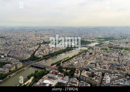 PARIS, FRANKREICH - 12. MAI 2015: Dies ist die Luftaufnahme des Stadtzentrums. Stockfoto