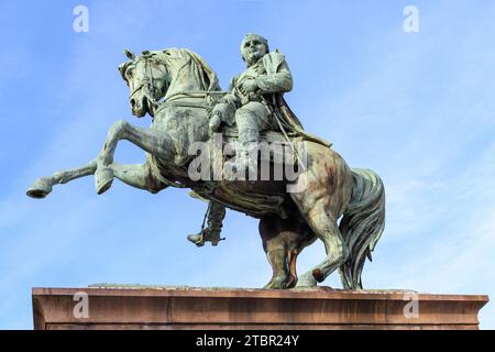 ROUEN, FRANKREICH - 31. AUGUST 2019: Dies ist ein bronzenes Reitdenkmal für Napoleon Bonaparte. Stockfoto