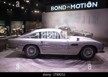 Prag, Tschechische Republik, 8. Dezember 2023. Pressetag bei der Ausstellung „Bond in Motion“ auf dem Messegelände in Prag, Tschechische Republik. Die Ausstellung umfasst sechs Jahrzehnte James Bond Filmgeschichte und umfasst über 75 Fahrzeuge. Die Ausstellung ist bis zum 31. März 2024 geöffnet. Im Bild: Aston Martin DB5 aus „No Time to die“ © Piotr Zajac/Alamy Live News Stockfoto