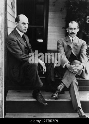 Wilbur, links, und Orville Wright sitzen im Juni 1909 auf der Veranda ihres Hauses in Dayton, Ohio. Stockfoto