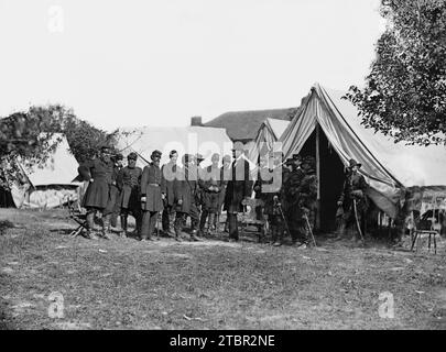 Antietam, Präsident Lincoln mit General George B. McClellan und einer Gruppe von Offizieren. Oktober 1862. In diesem Porträt McClellan, Diminutiv und in A Stockfoto